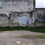Una porte da calcio arruginita � ancorate al terreno del piazzale